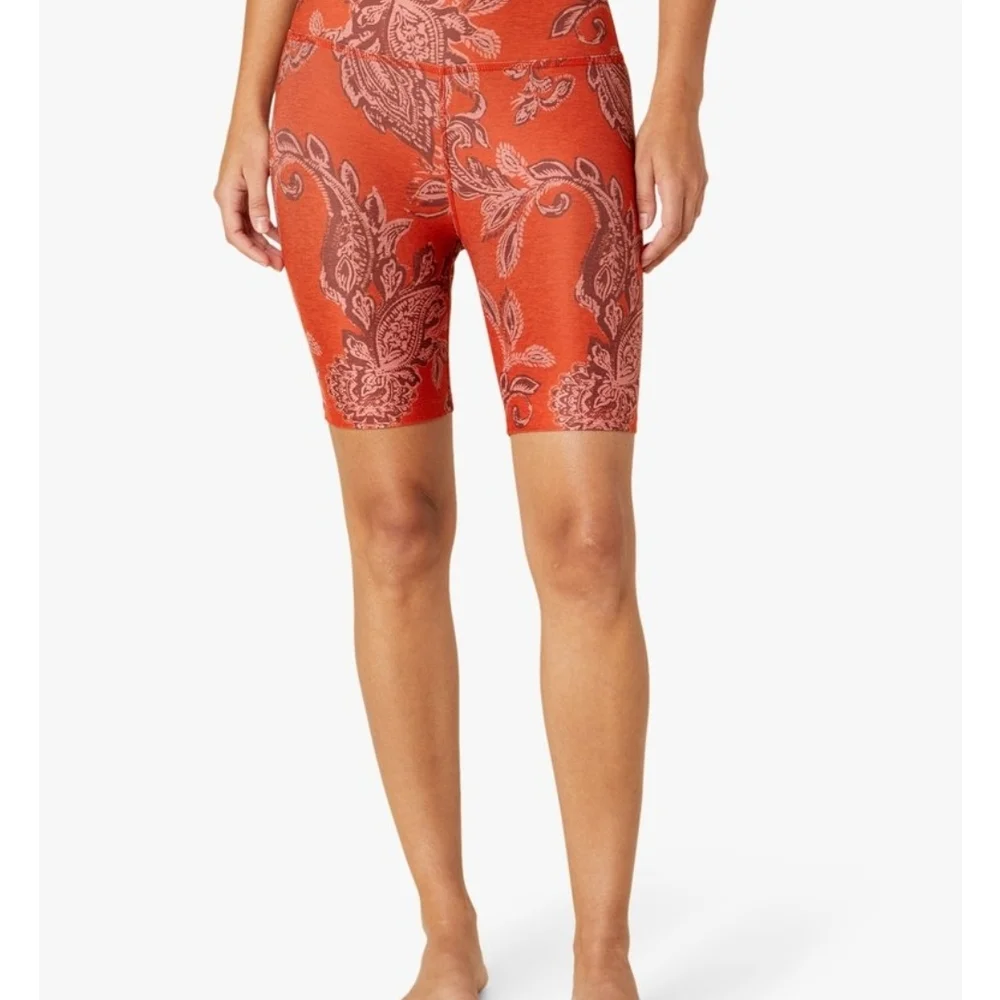 Beyond Yoga Women's Medium Chai Paprika Paisley Biker Shorts - Picture 1 of 6